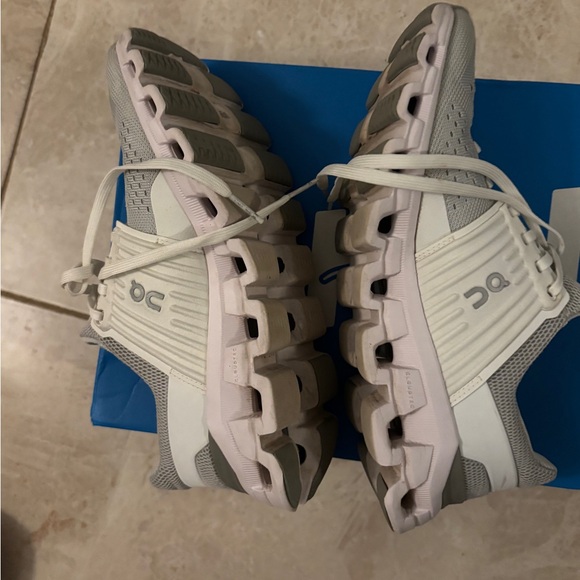 On Running Women's White and Gray Sneakers excellent condition - Picture 3 of 8